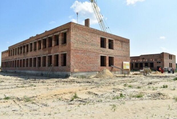 У волинському селі по черзі варять їсти будівельникам, «аби вже тільки школу швидше мати»