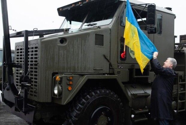 Стало відомо, в яку бригаду Порошенко передає найбільший у світі тягач Oshkosh