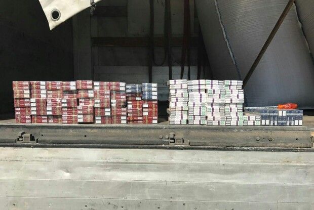 Контрабанду цигарок та сто євро хабара виявили прикордонники
