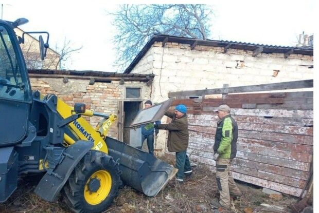 У Луцьку знесли занедбані споруди (Фото)