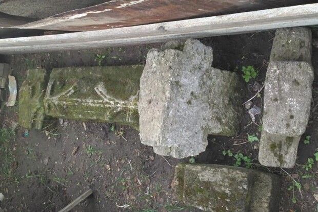 На Рівненщині церковники руйнують старовинний мур