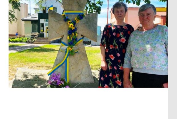 На Волині дві пенсіонерки власними силами впорядкували територію біля Козацького хреста