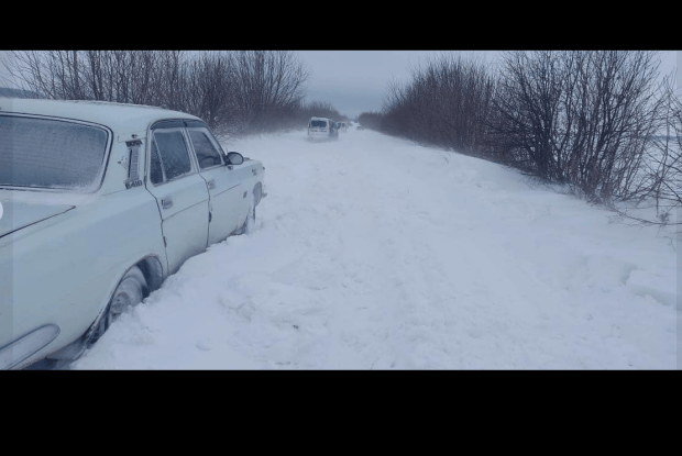 На Волині між двома селами у снігових заметах застрягли аж 14 автівок