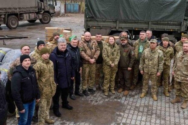 Гаряча Херсонщина: Порошенко привіз техніку бригадам, які воюють на південному фронті
