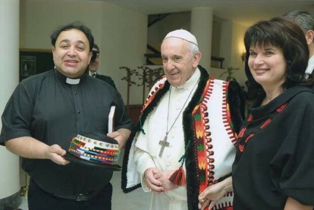 Папа Римський  приміряв гуцульський одяг