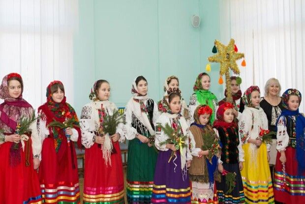 «Вервечка» колядників із Луцького РБК дивувала прадавніми колядками (ВІДЕО)