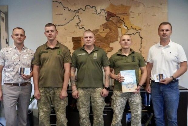 «Для мене велика честь отримати таку відзнаку від захисників України»: військові 14-ї ОМБр вручили волинським посадовцям відзнаки