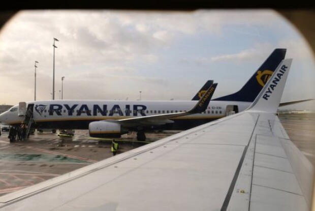 Пасажир Ryanair вирішив вийти з літака через крило