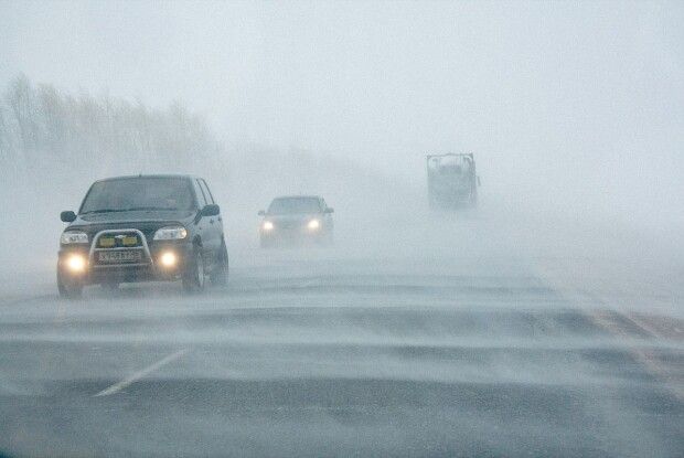 П’яний волинянин у заметіль зупиняв попутку посеред дороги великою сумкою