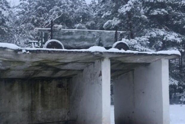 На Рівненщині молодь позатягувала вози та ворота на дах зупинки