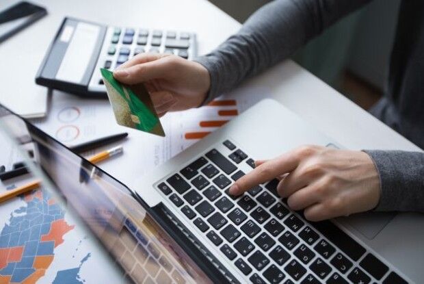 За світлину взуття жителька Волині заплатила понад 25 тисяч гривень