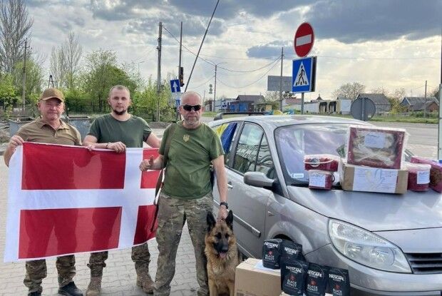 Волинські волонтери повезли на передову дві автівки