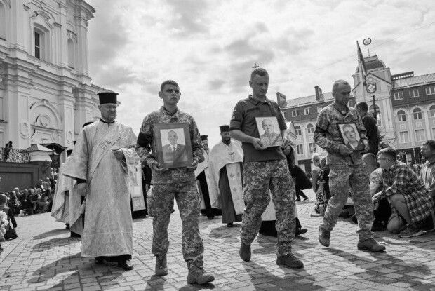 Не забудемо, не пробачимо: Луцьк попрощався із трьома загиблими Героями (Фото) 