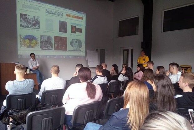 Викладач упродовж доби читав лекцію