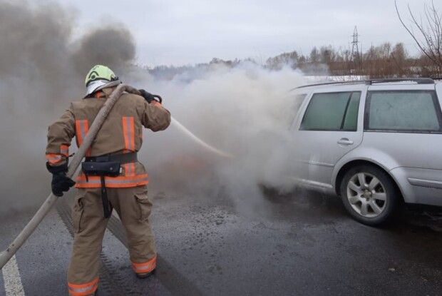 На Волині спалахнула автівка