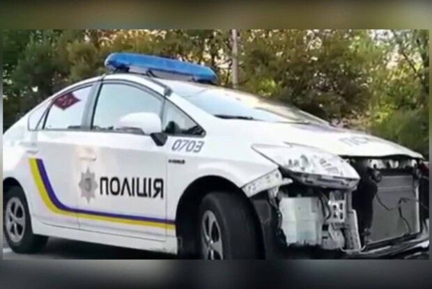 На Волині поліцейський автомобіль в’їхав у дерево