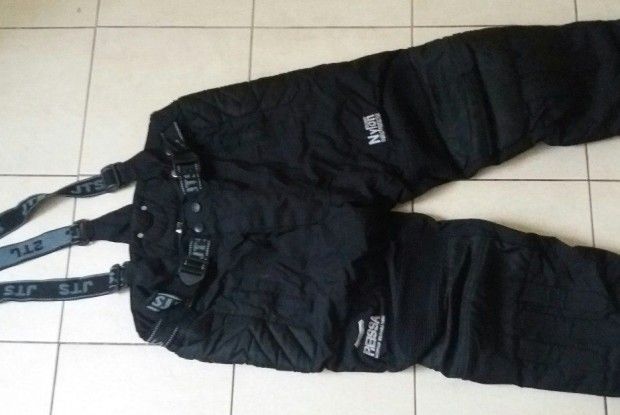 В американського грабіжника у найвідповідальніший момент не лише вислизнув з рук пістолет, але й сповзли з дупи штани... (відео)