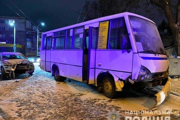 У Рівному кросовер влетів у маршрутку (Фото)