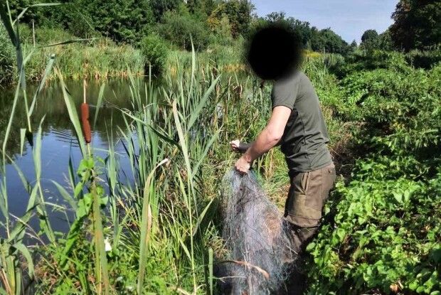У центральному парку Луцька засікли чоловіка з 60-метровою риболовецькою сіткою (Фото)