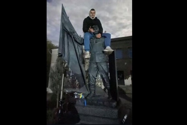 Заради селфі 16-річний хлопець виліз на пам’ятник Герою Небесної Сотні