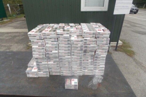 На Волині у білоруса вилучили легковик, набитий контрабандними цигарками