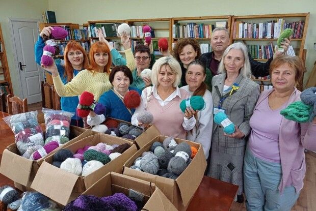 Волинянки сплели 403 пари шкарпеток для військових