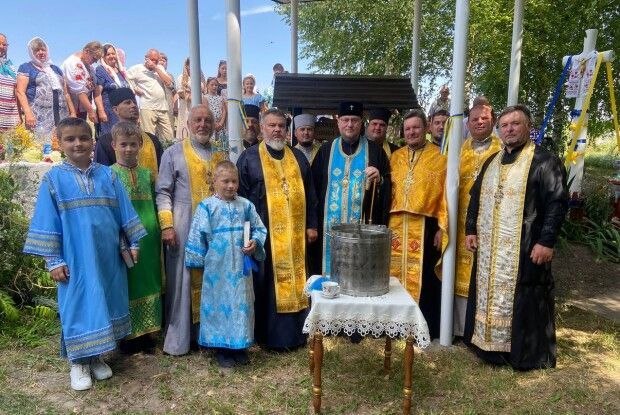 І сьогодні люди йдуть за зціленням до Ракової кринички