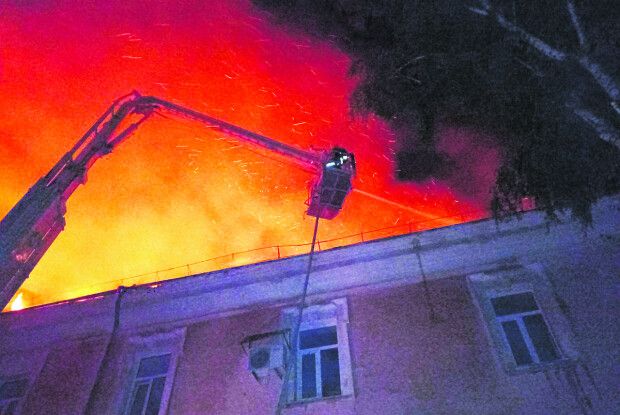Із палаючої будівлі хворих виносили медики і… таксисти