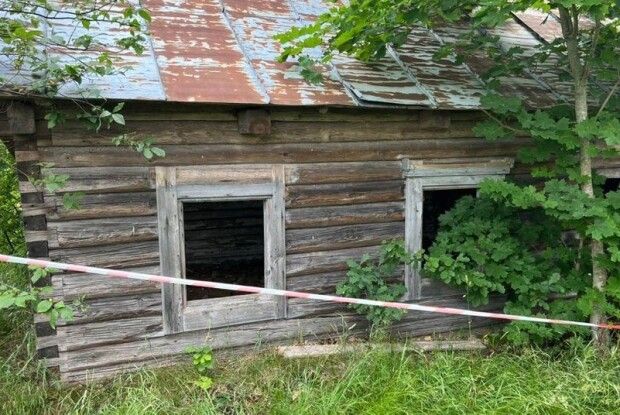 Біля білоруського кордону на Рівненщині у закинутій хаті знайшли схованку з боєприпасами (Фото)