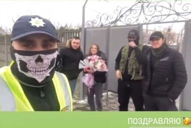 Дівчина була шокована: хлопцю допомогли освідчитись поліцейські