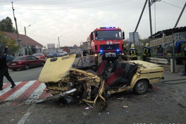 Внаслідок ДТП автівка стала металобрухтом, водія затисло в машині: опублікували відео 