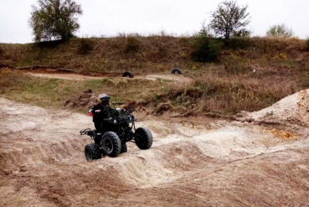 У Рожищі пустир перетворили на мототрасу