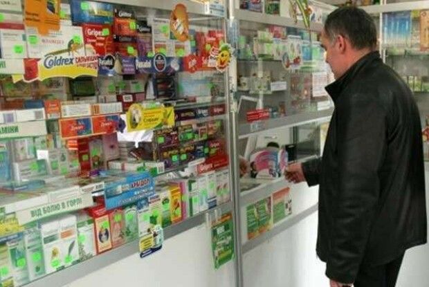 Мовний скандал у столиці: аптекар відмовився обслуговувати клієнта українською 