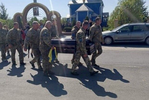 Новин про Героя не було більше року: на Волині поховали бійця, який поліг на війні (Фото)