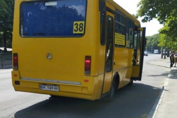 У Рівному звільнили водія маршрутки, який зневажливо поставився до матері загиблого воїна