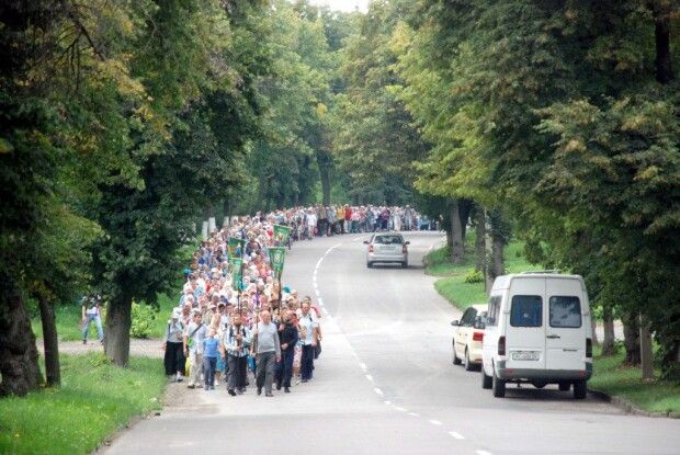 5 днів у дорозі: сотні віруючих вирушили у Хресний хід до Почаївської Лаври 