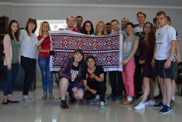 Діти зі Сходу поклали хрестики єднання на вишиванку для пам’ятника Кобзарю