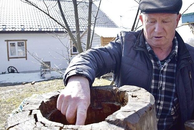 Волинянин має понад 100 вуликів, а столітній – дуплянка – найбільша його гордість (Фото)