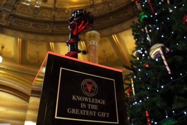 У США сатаністи підклали руку диявола під урядову ялинку