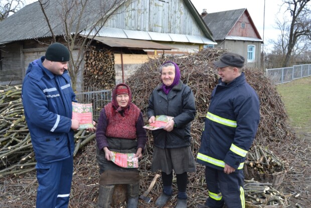 У Навізі селян вчили відбиватися від червоного півня (фото)
