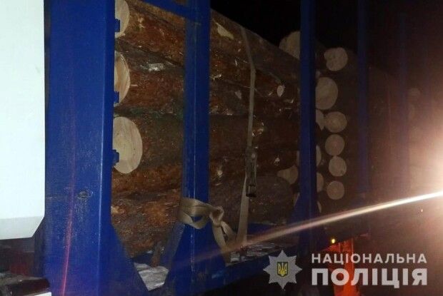 На Камінь-Каширщині зупинили вантажівку зі сосною без документів