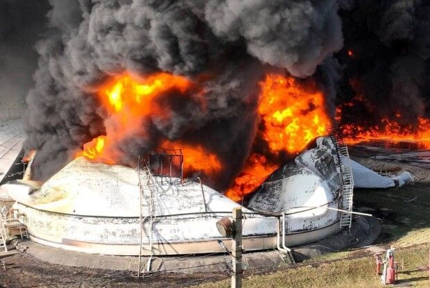 Усе в вогні і диму: показали наслідки підриву нафтобази на Рівненщині (Фото)