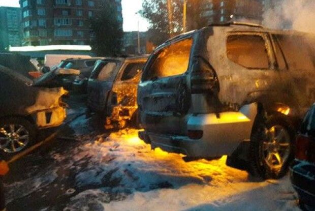 Через підпал трави зайнялася автостоянка
