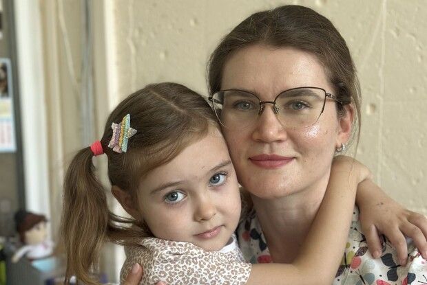 Маленька Єва з Волині бореться за повернення до повноцінного життя після страшної ДТП