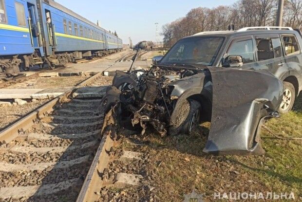Моторошне ДТП: пасажирський потяг врізався у автівку на залізничному переїзді