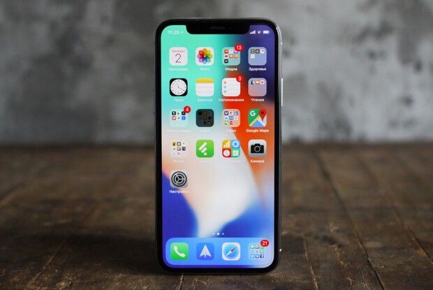 Жінка, яка виграла iPhone за металеві двері у під'їзд, віддала його сусідам