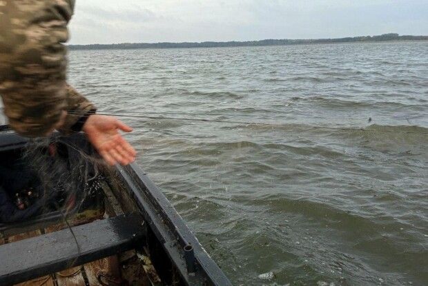 На Волині екоінспектори вилучили 6 браконьєрських сіток