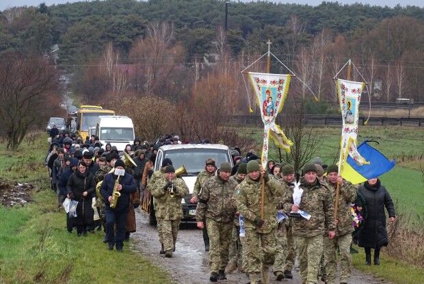 На Волині всім селом навколішки зустріли Героя Олександра Потапюка (Фото) 