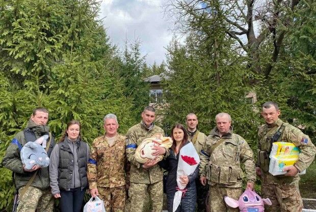 На Волині військовий приїхав по дружину в пологовий разом із побратимами (Фото) 