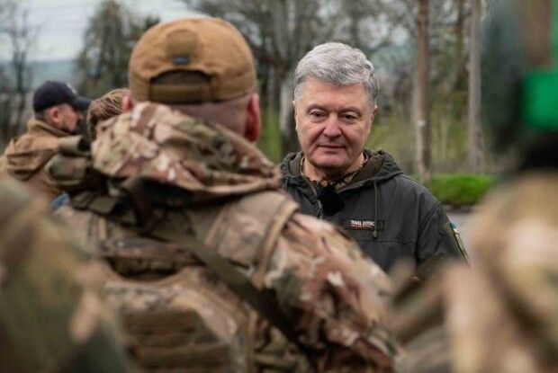Треба скоротити всі інші витрати і дати гроші нашим захисникам, - Порошенко про доплати військовим